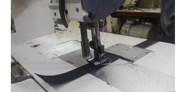 Memakai mesin jahit double stitch